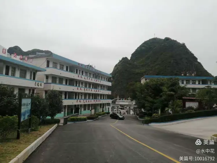 马山县名师培养工程培训学习全体学员奔赴马山县岭南中学进行校本研修